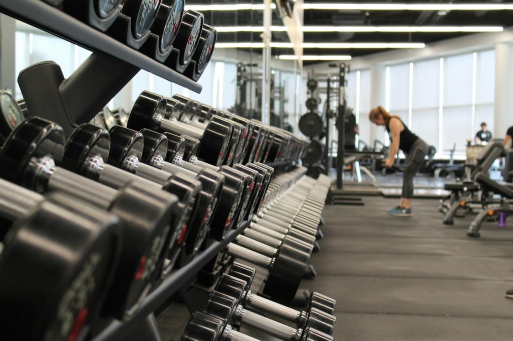 Pesas y equipo de entrenamiento en un gimnasio