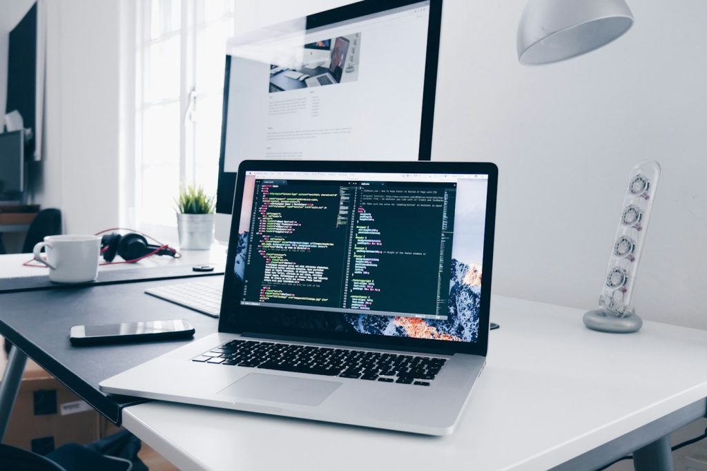 Pantalla con código de desarrollo web de una landing page