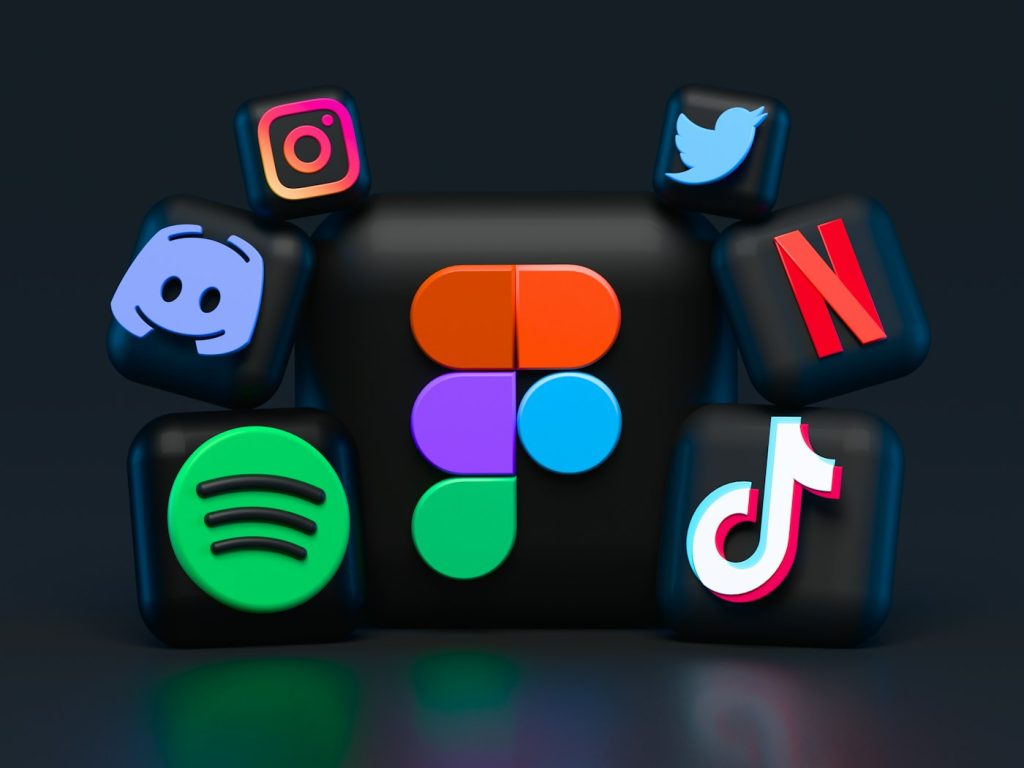 Teléfono con íconos de redes sociales sobre un escritorio