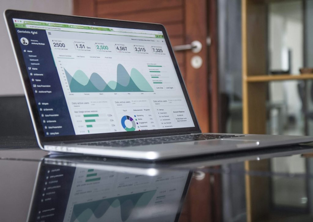 Laptop con un tablero de analítica web y gráficas de tráfico